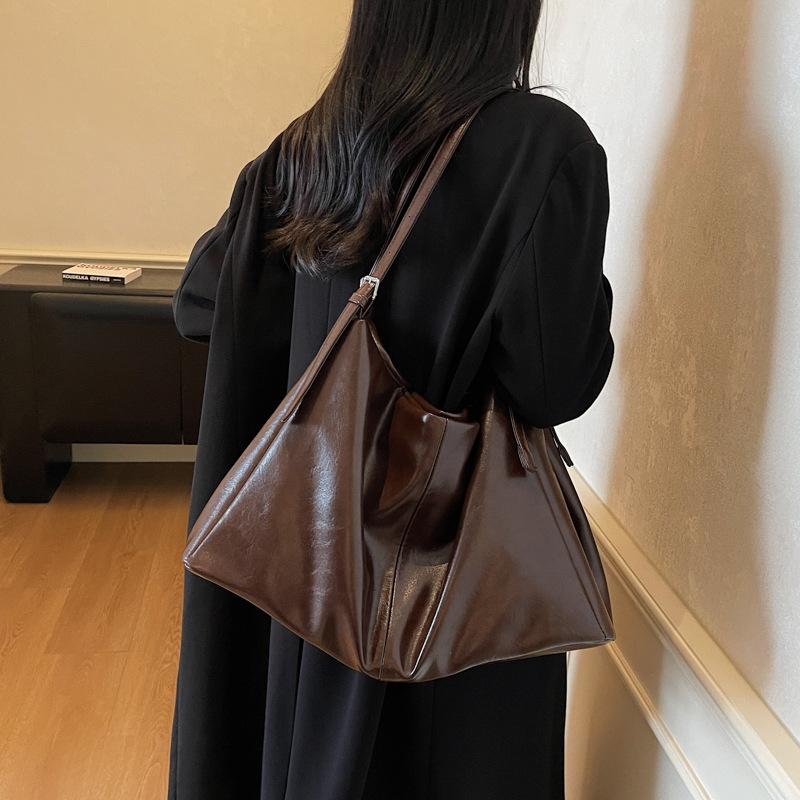 Ретро сумка женская большой вместимости 2025 новая осень и зима нишевый дизайн на плечо сумка-мессенджер популярная сумка-тоут для поездок на работу