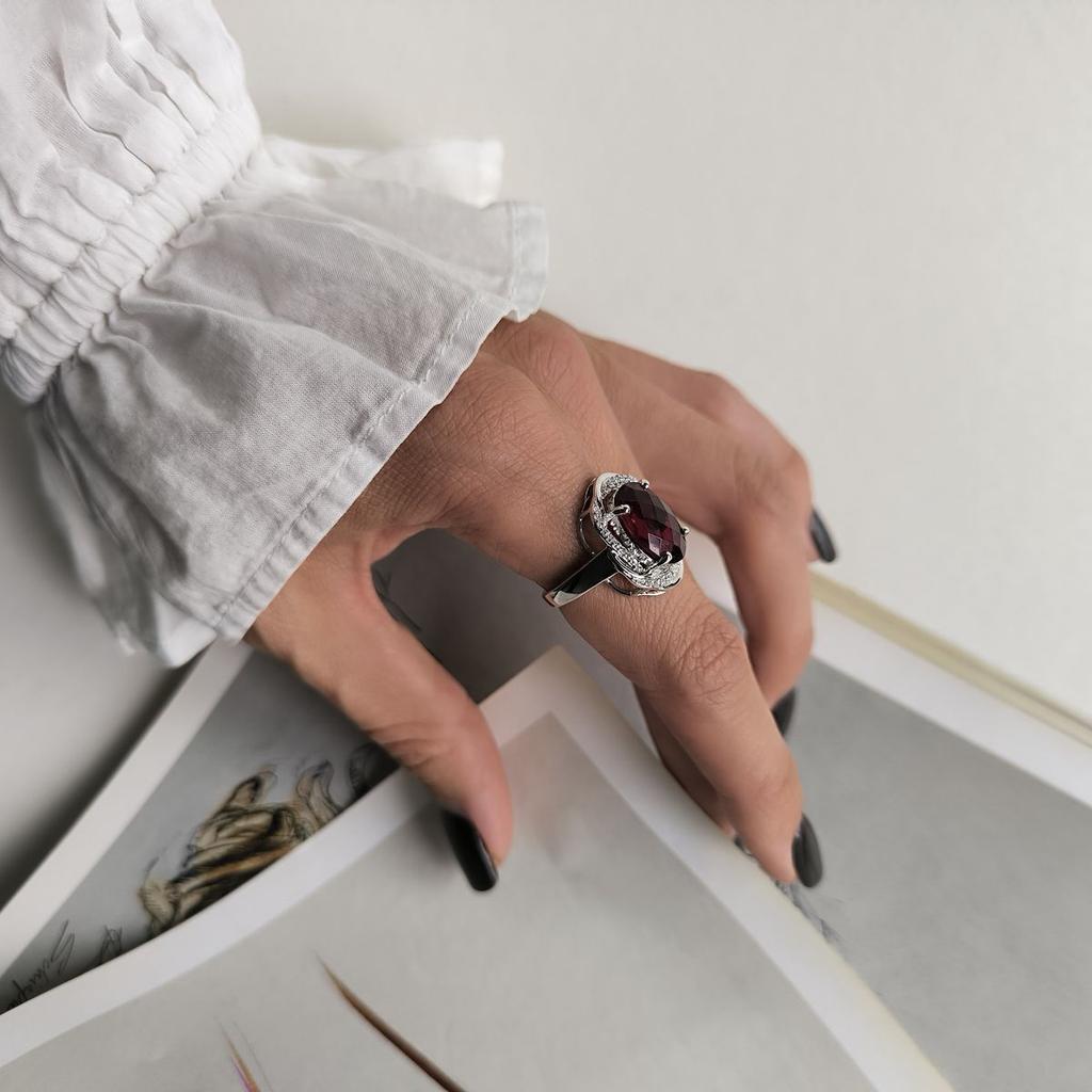 Серебряное кольцо с искусственным гранатом nano 4.925ct, фианитами, вес изделия 5,21 гр (60002303)