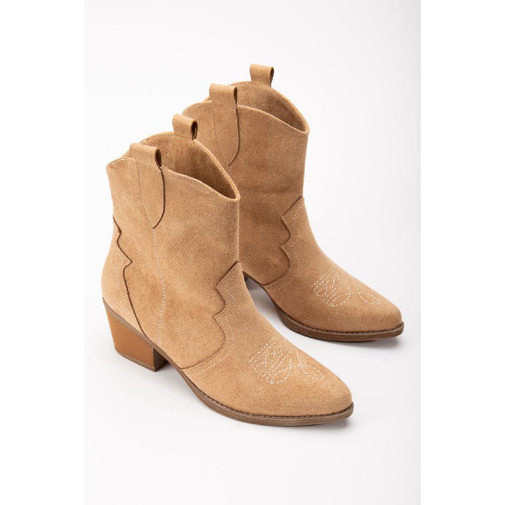 Кремовые бежевые матовые замшевые ковбойские сапоги из норки с камнем в стиле вестерн