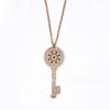 Женское ожерелье из розового золота с ключицей и подвеской-ключом с бриллиантами
