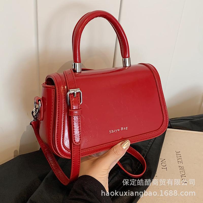 Нишевый дизайн простая и универсальная повседневная сумка женская 2025 лето новая высококлассная сумка-мессенджер маленькая квадратная сумка