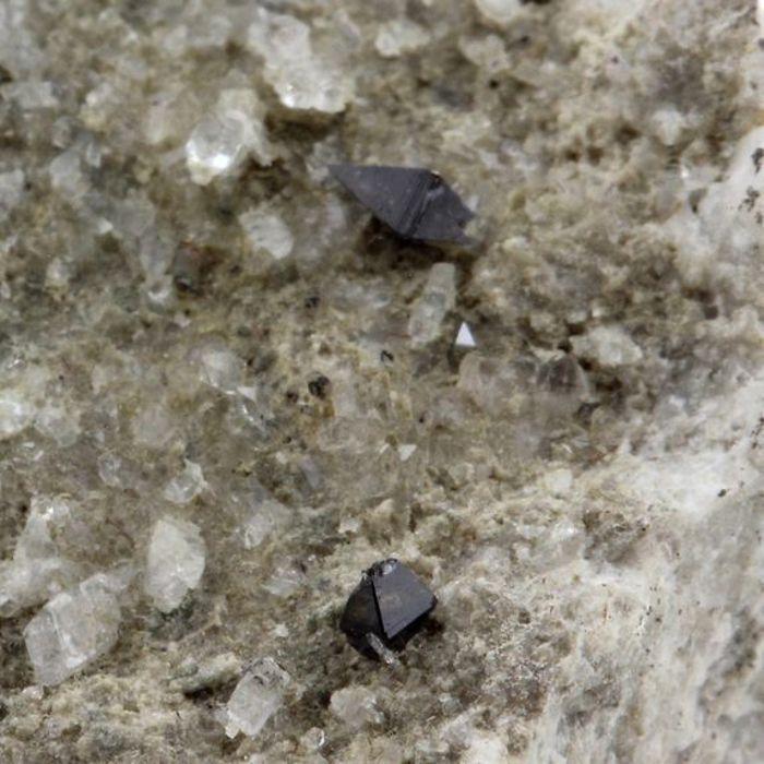 Pierres et Minéraux. Anatase. 544.0 ct. Sarenne, Oisans, Isère, France.