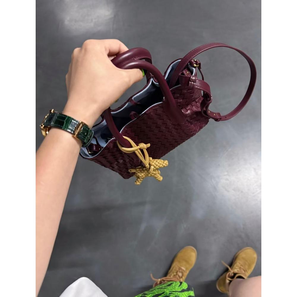 2025 Светлая роскошная трансграничная плетеная женская сумка-тоут из коровьей кожи, мамина сумка для покупок, премиальная женская сумка-мессенджер для commuters