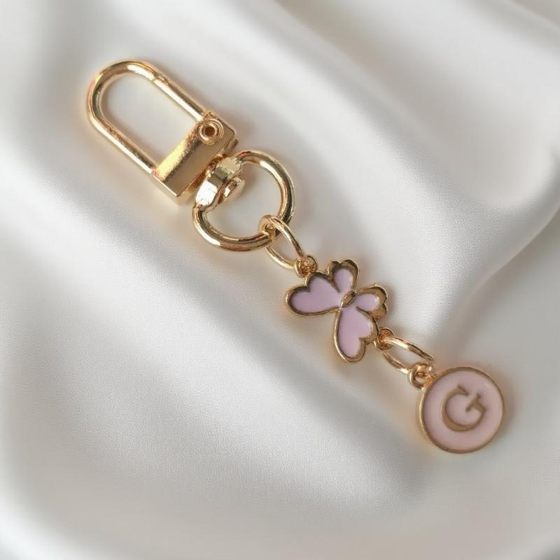 Металлический розовый брелок для ключей в виде бабочки, модный брелок с инициалами от A до Z, держатели для ключей от машины, подвеска для сумки, висячий декор, подарок для пары