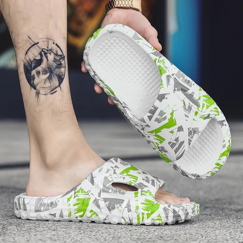 Уличные мужские тапочки Легкие мужские пляжные туфли Нескользящие шлепанцы для ванной Мягкие домашние сандалии Модные шлепанцы