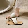Корейская мода металлическая пряжка закрытый носок шлепанцы женские летние Нового года новые на плоской подошве удобные однословные прохладные шлепанцы
