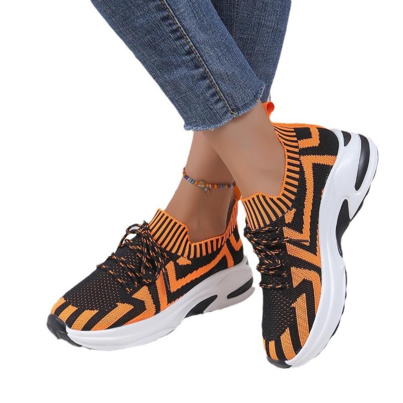 Спортивная женская обувь большого размера лето новая мода плоская подошва сочетание цветов повседневная обувь шнуровка спереди обувь из летучего трикотажа