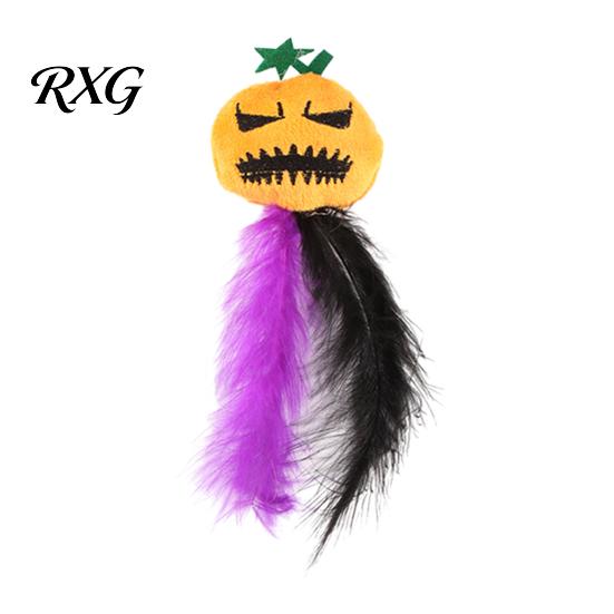 Soft Cat Chew Toy Halloween Pumpkin Toy, Squeaky Stuffed Self-entertainment Plush with Feathers for Indoor Cats
