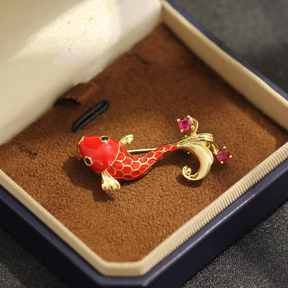 Новая брошь-рыбка кои в китайском стиле с красной эмалью, изысканная булавка-животное, инкрустированная бриллиантами, одинаковая для мужчин и женщин, бутоньерка-золотая рыбка