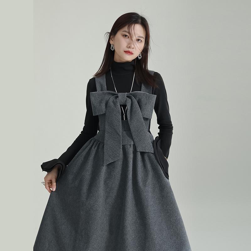 Осень/Зима 2025 Шерстяное платье А-силуэта с бретелями, украшенными бантами