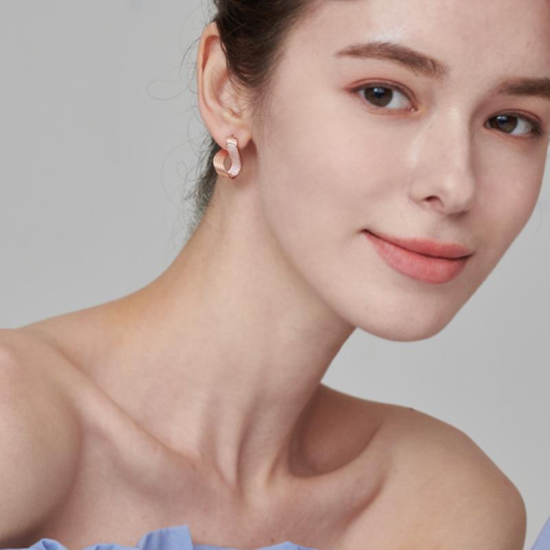 ELLE Jewelry 14K Bold Diagonal Line One-Touch Earrings (Gold Pin) ELGPEE394