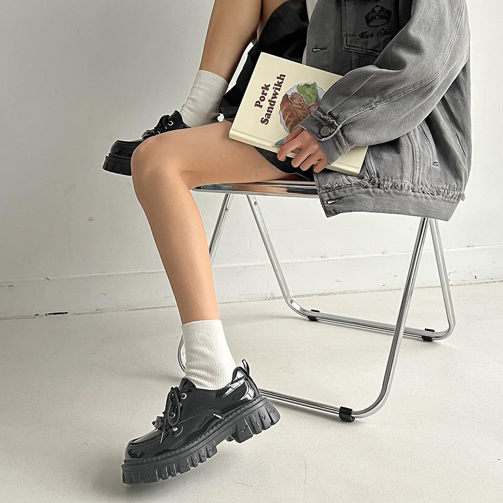 Черные маленькие кожаные туфли женские весна 2025 новая мода ретро темперамент увеличивает британский стиль для выхода в свет профессиональные одинарные туфли