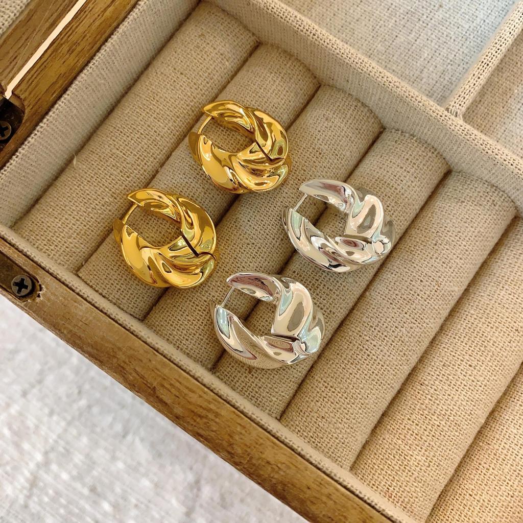 Strong Push Love French Exquisite Small Croissant Earrings Cold Wind Twist Circle Retro Fashionable Lazy Earrings