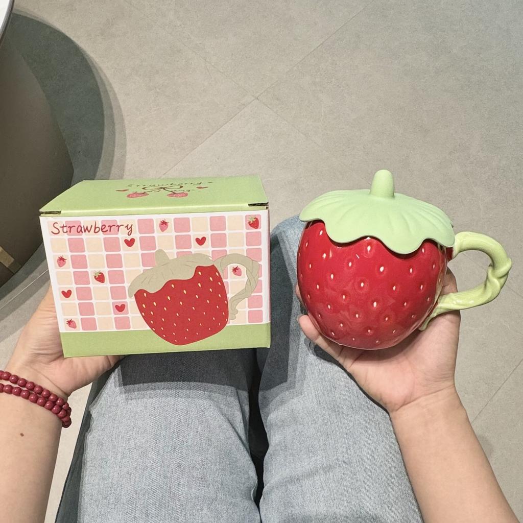 Кружка с клубникой и крышкой, высококачественная креативная чашка, керамическая кружка для воды, нишевый дизайн, подарок на день рождения, сувенир