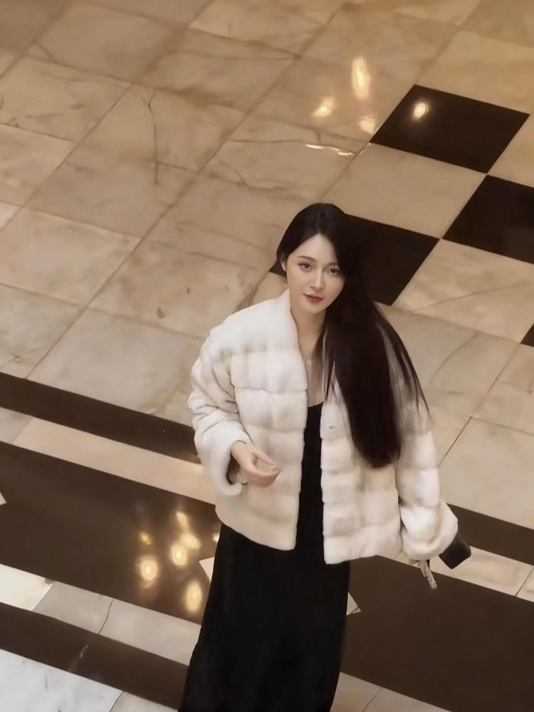 Пальто зимнее женское из искусственного меха норки «Богиня» с V-образным вырезом