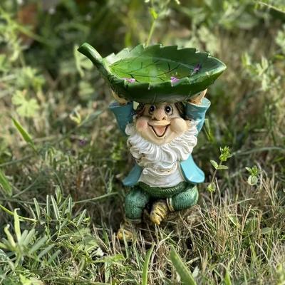 Уникальная мультяшная скульптура гнома из смолы, держащего листья, статуэтка садового гнома, забавная поилка для птиц, лужайка