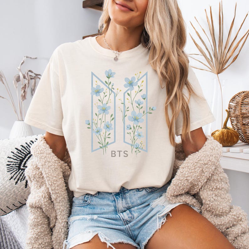 Цветочная рубашка BTS Синяя, K-pop Арми Эстетичная футболка, Рубашка BTS с цветочным логотипом, Минималистичная K-pop футболка, Мягкая винтажная футболка BTS Мужская Женская