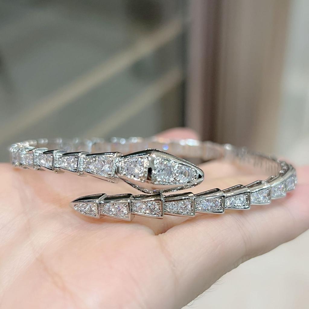 Высокая мода, легкая роскошь, браслет с высоким костным элементом и модным открытием, полностью инкрустированный цирконами в форме кости