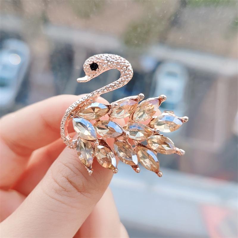 Elegant Flamingo Crystal Brooch: Cute Animal Pin for Coats or Jackets