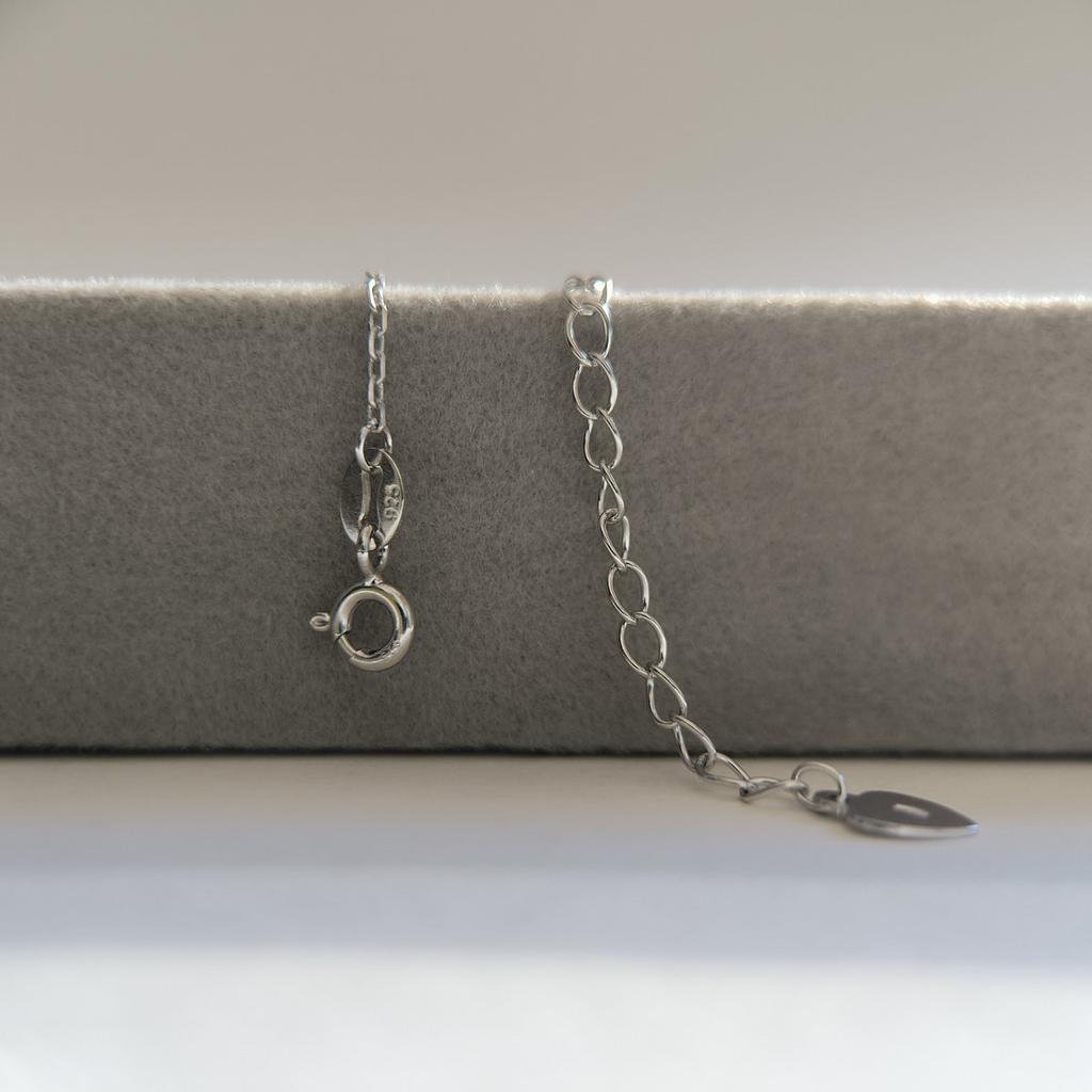 Серебряное колье с фианитами, вес изделия 2,79 гр (2208846)