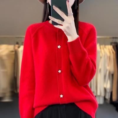 Женский вязаный кардиган с круглым вырезом и пуговицами-звездочками