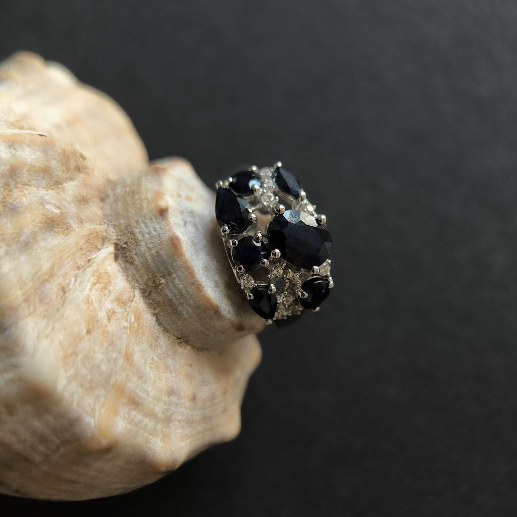 Серебряное кольцо с натуральным сапфиром 3.823ct, фианитами, вес изделия 4,03 гр (2180937)