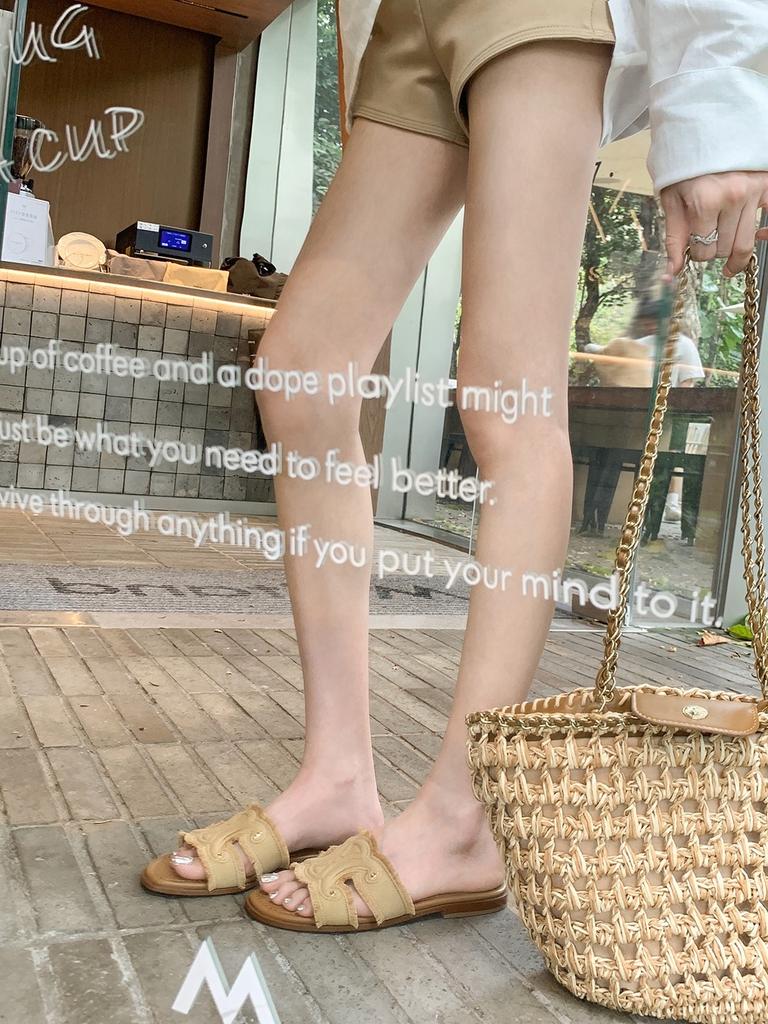 Су Иньинь носит такие же ретро-тапочки из джинсовой ткани с вышивкой и отделкой под бороду, женские круглые универсальные повседневные туфли, которые можно носить с сандалиями на улице летом.