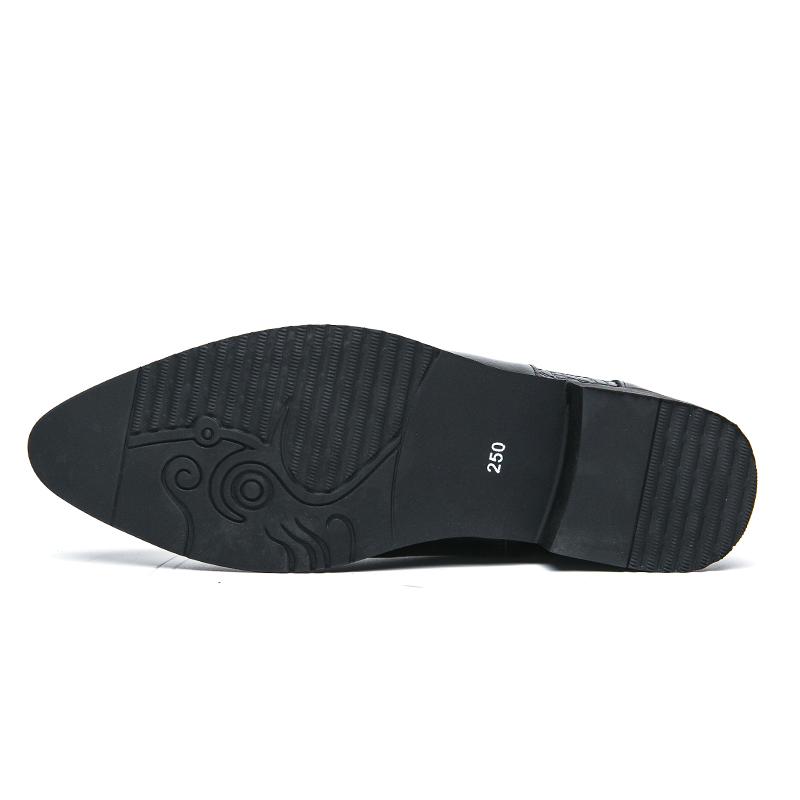 Высокие заостренные мужские ботинки челси с рукавами на молнии и высокими рукавами. Ретро и модная мужская обувь с крокодиловым принтом.