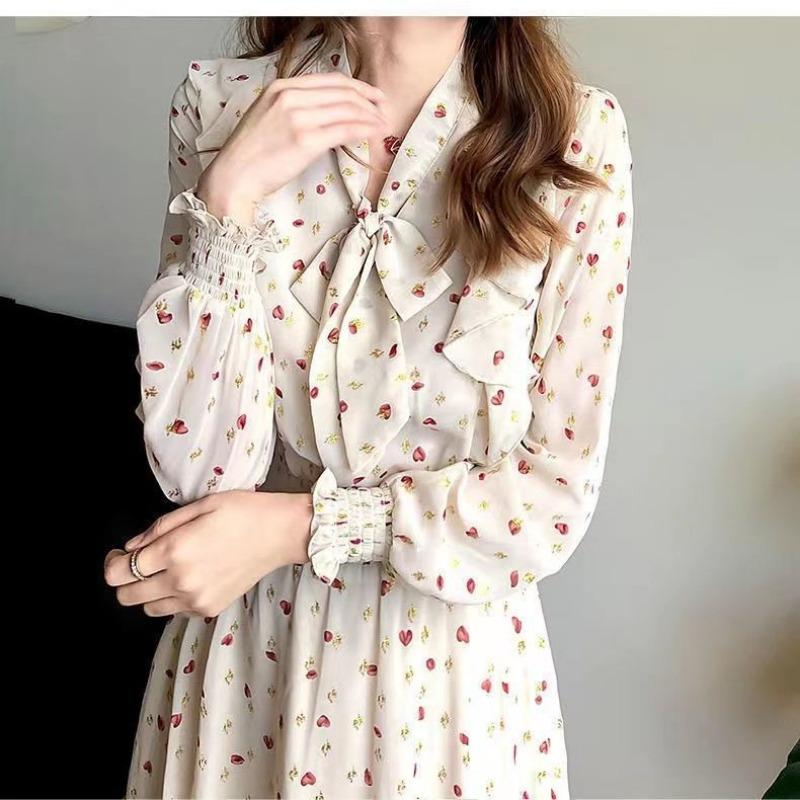 Шифоновое платье с цветочным принтом и бантом-бабочкой идеально подходит для женского весеннего гардероба