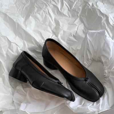 Модные женские туфли-лодочки из микрофибры с раздвоенным носком на низком каблуке, дизайнерские плиссированные туфли-таби на мягкой подошве, повседневная обувь