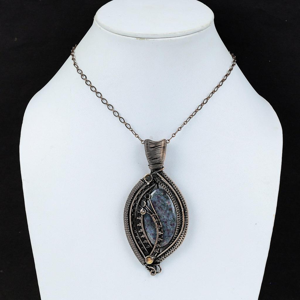 Кулон с рубином в синем кианите, медная проволочная обертка, ювелирное изделие ручной работы, стильный кулон, кулон с драгоценным камнем, медное ювелирное изделие, подарок на годовщину