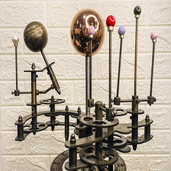 Оррери 'Вневременная Элегантность' Ручная Работа Полностью Функциональный Оррери Солнечной Системы Удовольствие для Коллекционера Для Декора Для Дома , Офиса