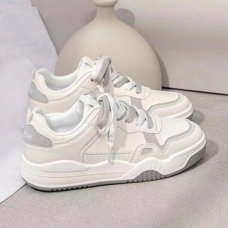 Женские повседневные белые туфли на толстой подошве. Весенние новые универсальные повседневные спортивные кроссовки особого дизайна.