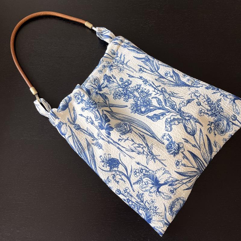 Niche Retro New Китайский Синий И Белый Фарфоровый Цветок Сумка Коровья Кожа Плечевой Ремень Подмышки Косая Сумка Span Женская Тонкая Тканевая Сумка
