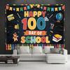 Веселый фон для 100-го дня в школе, Яркая сцена с классной доской, школьными принадлежностями и гирляндами, Праздничное украшение стены класса