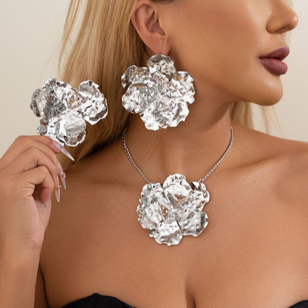 Модный стиль Жидкий металл Плиссированное ожерелье-лепесток, Персонализированное трехмерное ожерелье-колье с большим цветком