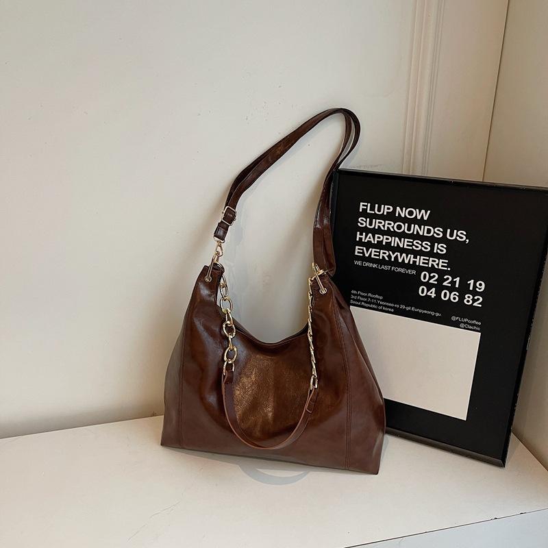 Сумка большой вместимости женская 2025 новая модная ретро нишевая на плечо мессенджер текстурная для通勤 женская сумка-тоут