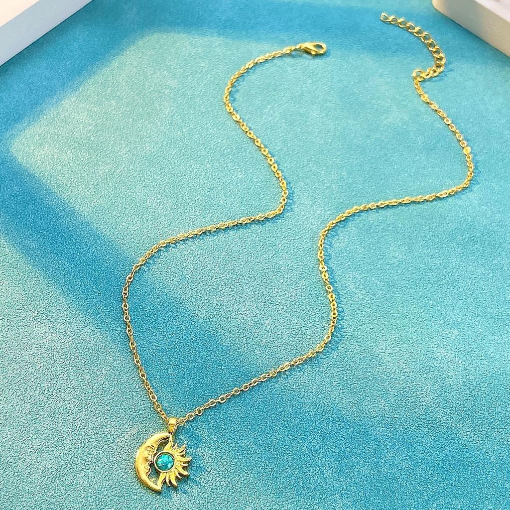 Versatile Necklace with Opal Inlayed Sun Moon Pendant Dainty Collarbone Chain Fashionable Sun Moon Neck Jewelry Ornament