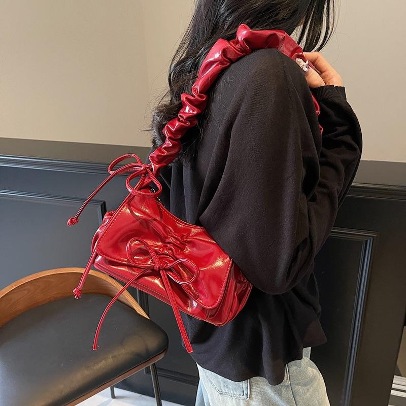 Нишевая плиссированная сумка под мышкой женская 2025 новая трендовая и модная красная сумка через плечо высококлассная универсальная сумка-мессенджер