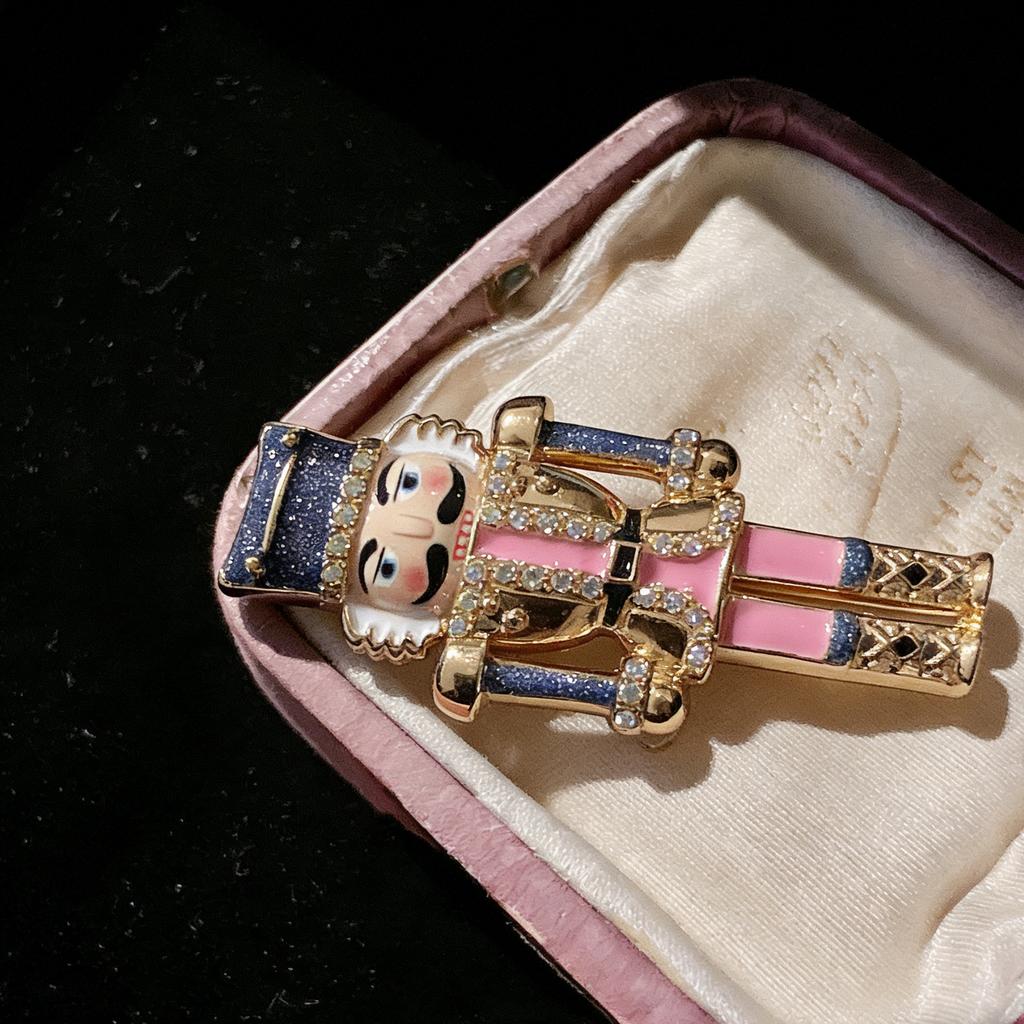 SKEDS 2026 New Design Pink Cartoon Soldier Brooch Exquisite Rhinestone Pin Unisex Clothing and Dress Accessory Boutonniere