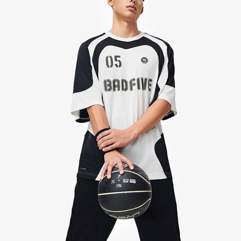Баскетбольная серия Li Ning Badfive с цветным принтом в виде букв, свободная спортивная футболка с коротким рукавом и регланами, мужские топы, цвет не совсем белый ATSU435-2