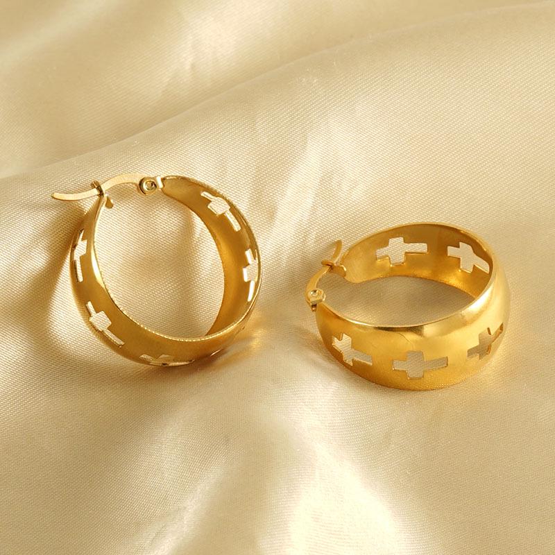 2023 Европейская и американская мода Титановая сталь Полые круглые серьги-кресты, 18k Женский стиль