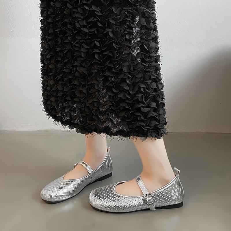 Мода 2025  Женские темпераментные туфли на плоской подошве  Ретро пряжка Мягкая подошва Одинарные туфли с юбкой Модные удобные одинарные туфли для通勤