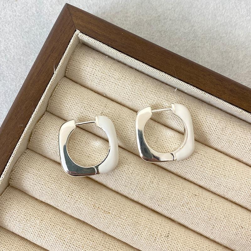 Металлические белые эмалированные серебряные простые серьги с пряжкой для ушей, нишевый дизайн, высококачественные универсальные серьги для женщин