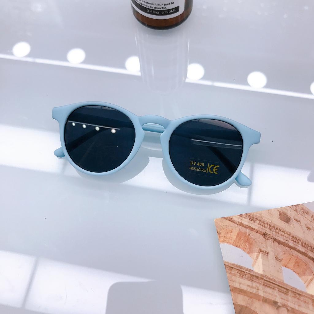 Модные уличные фотографии Подиумная мода Детские солнцезащитные очки Детские солнцезащитные очки конфетного цвета Пляжные очки