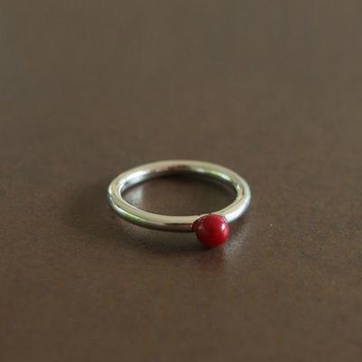 Современное кольцо из серебра 925 пробы с круглой красной бусиной