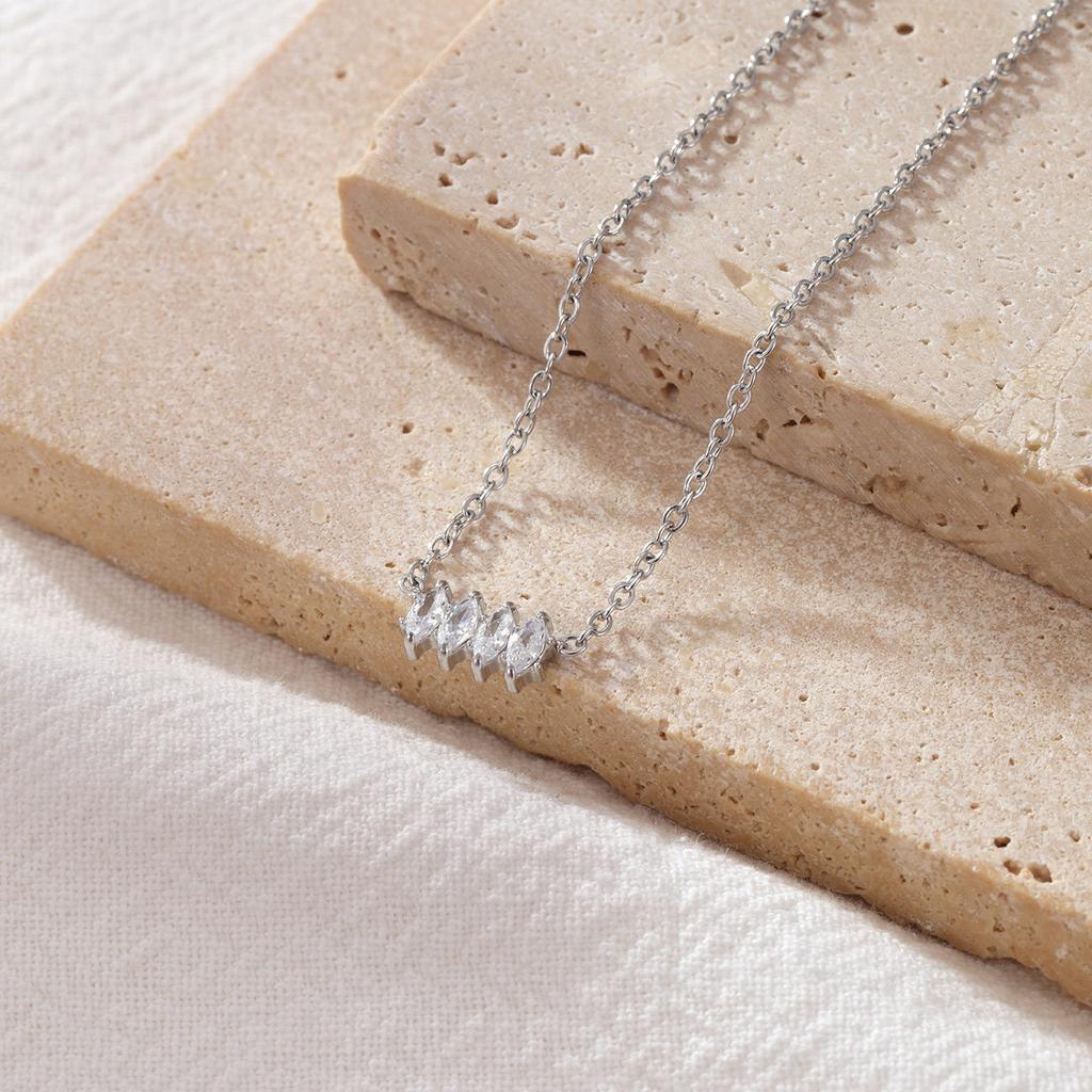 Beautiful Necklace for Women Simple Style Zircon Pendant Necklaces Jewelry Fashion Ladies Accessories