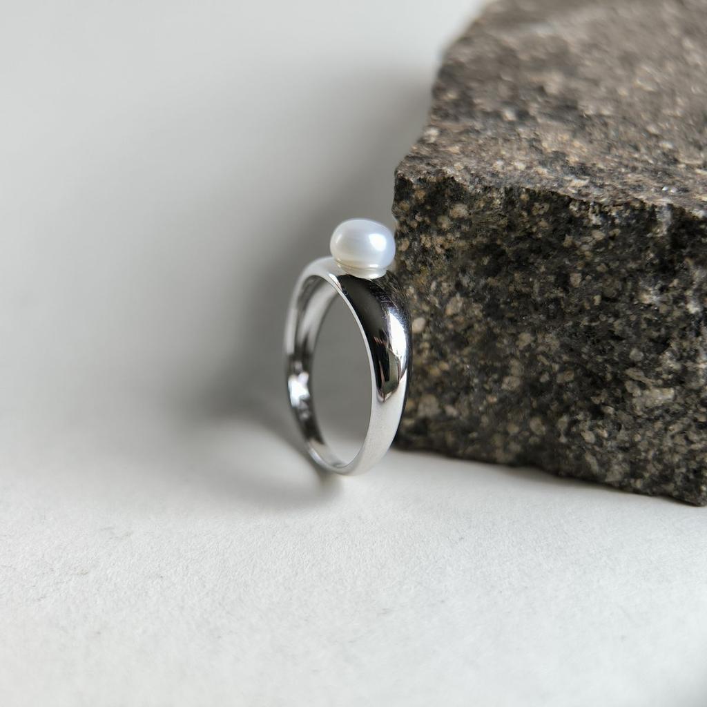 Серебряное кольцо с натуральным жемчугом, вес изделия 2,69 гр (2186915)