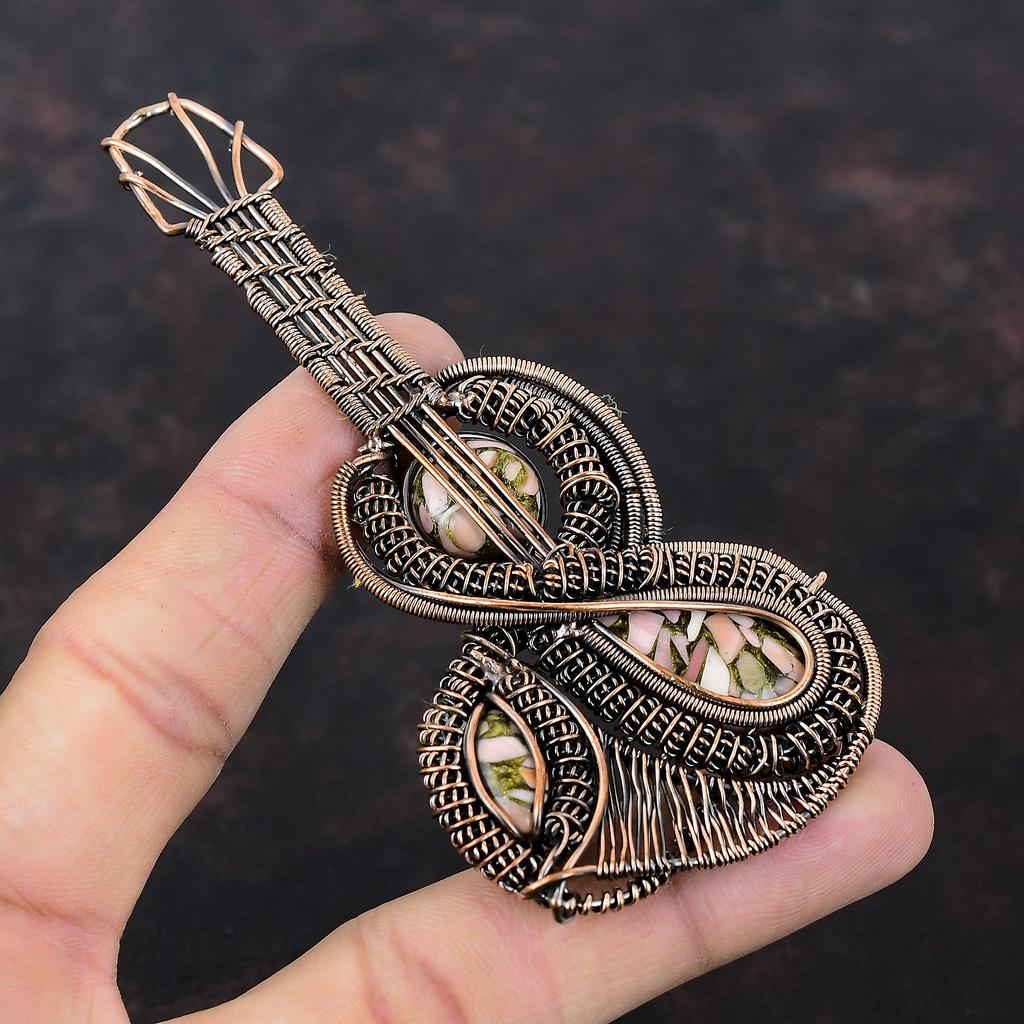 Медный кулон с розовым опалом, кулон, обернутый медной проволокой, кулон с натуральным драгоценным камнем, изящные медные украшения, кулон в виде гитары ручной работы, подарок на годовщину