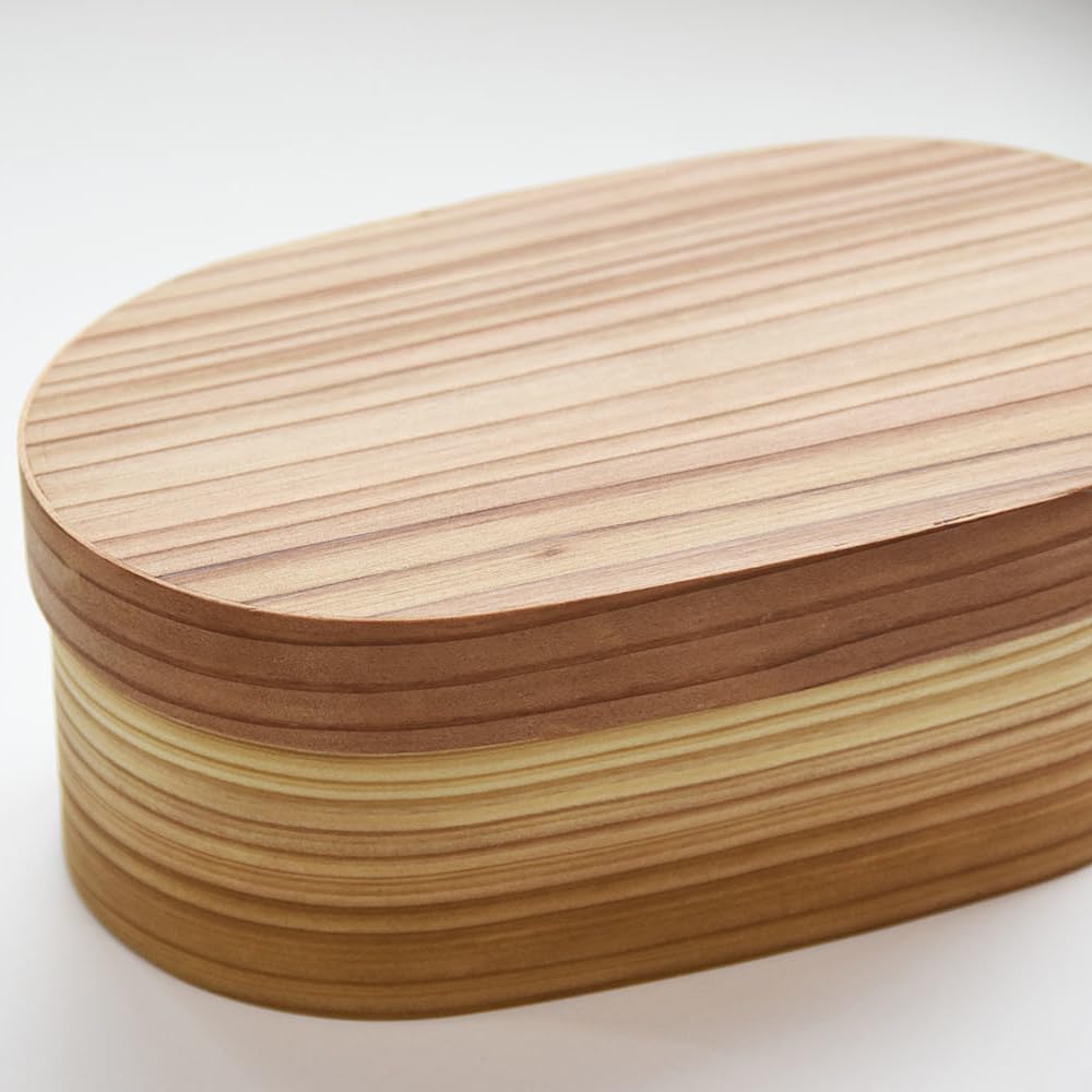 Сделано в Японии с использованием только тщательно отобранной древесины для безопасного и высококачественного ланч-бокса.. Этот круглый контейнер бэнто объемом 630 мл (диаметр 14,5 см x высота 6,2 см)